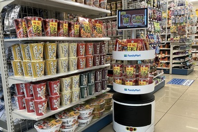 ファミマ、床清掃ロボ×デジタルサイネージの新装置で商品訴求を強化　60店舗で実証実験 画像