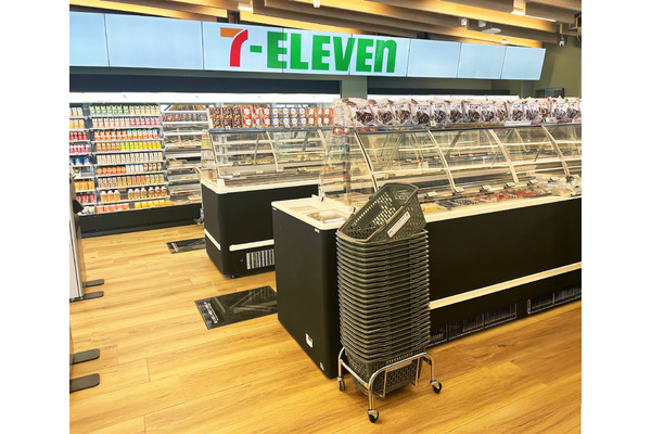 万博会場のセブン2店舗、牡蠣パイプを原料にした買い物かごを導入　ボーイスカウトの海洋ごみ清掃で回収したものを活用 画像